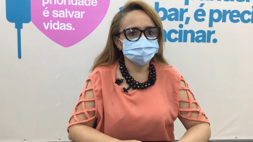 Aline Gouveia fala olhando para a câmera